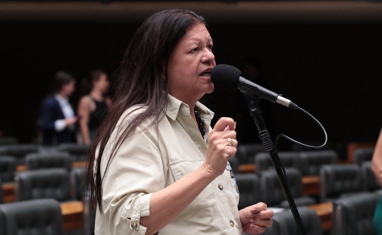 Comissão da Câmara aprova piso salarial de R$ 5,5 mil para assistentes sociais; texto pode ir ao Senado